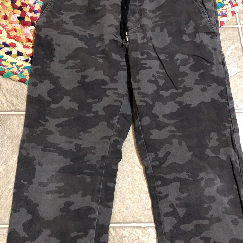 EUC Men’s West 49 Camo Joggers